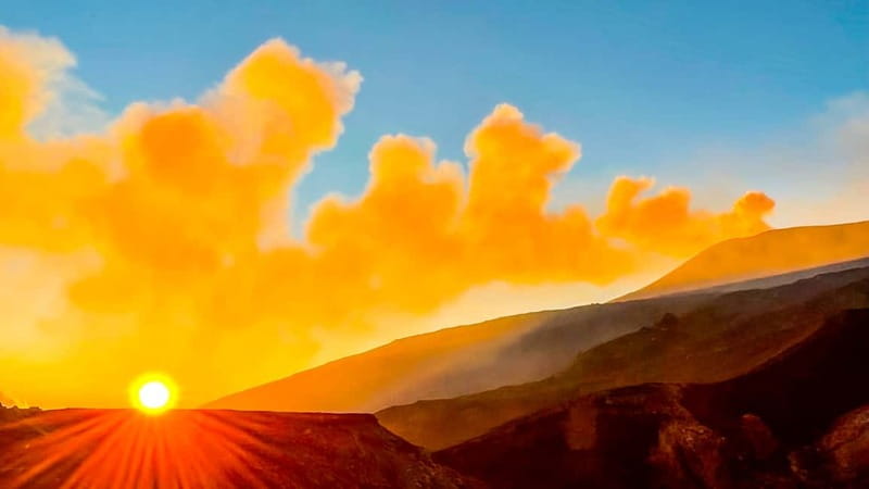 Mount Etna: Trek to 3000m with cable car and 4x4 - Walking Route and Terrain Challenges