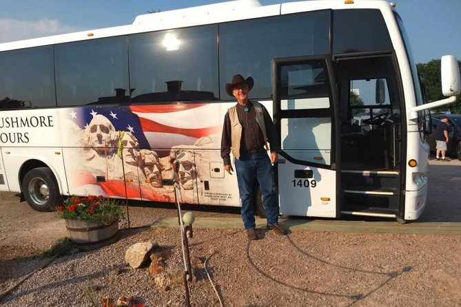 Mount Rushmore and Black Hills Tour with Two Meals and a Music Variety Show - Lunch at Custer State Park’s Game Lodge