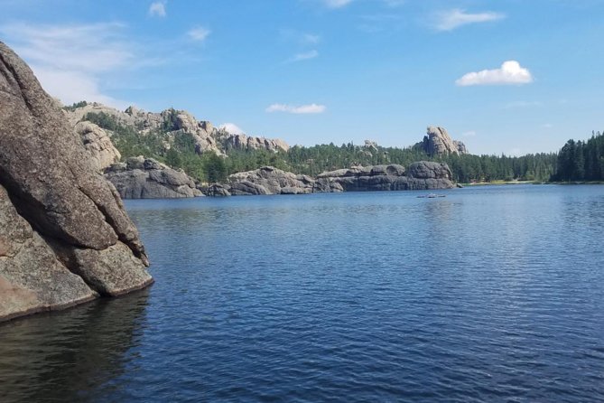 Mount Rushmore and Black Hills Tour with Two Meals and a Music Variety Show - Exploring Sylvan Lake and Its Beauty