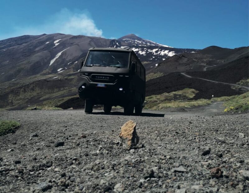 Mt. Etna Summit: Official box-office for Ascent to the Top - The Eruption Site of October 27, 2002