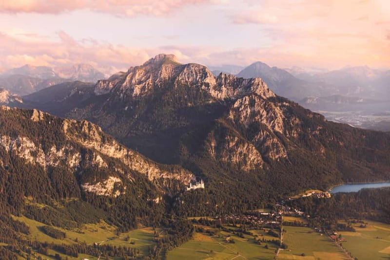 München: Rundflug München, Seen, Schlösser, Alpen abAugsburg - Lakes and Mountains: Aerial Tour of the Bavarian Alps