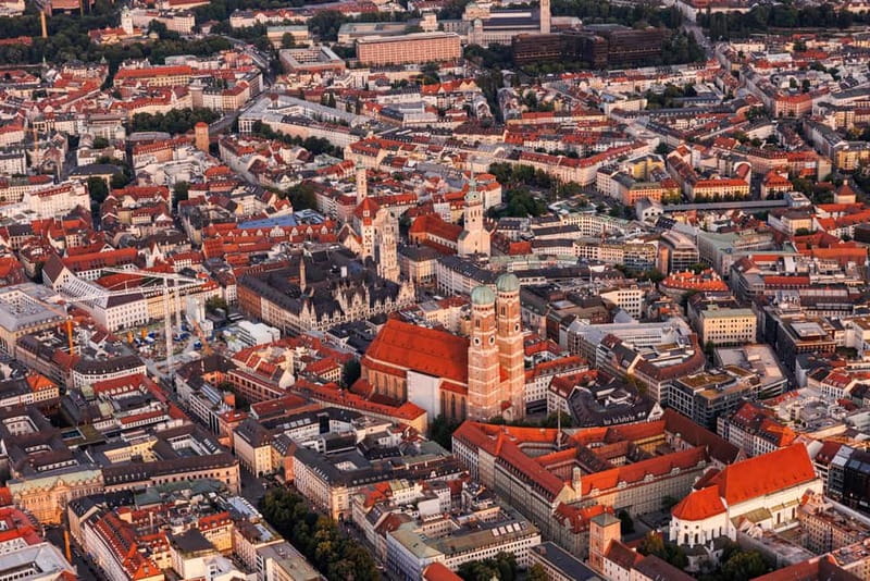München: Rundflug München, Seen, Schlösser, Alpen abAugsburg - Highlight: Neuschwanstein Castle from the Air