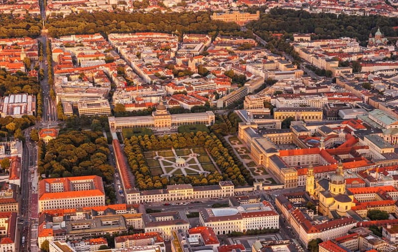München: Rundflug München, Seen, Schlösser, Alpen abAugsburg - The Aircraft and Safety Features