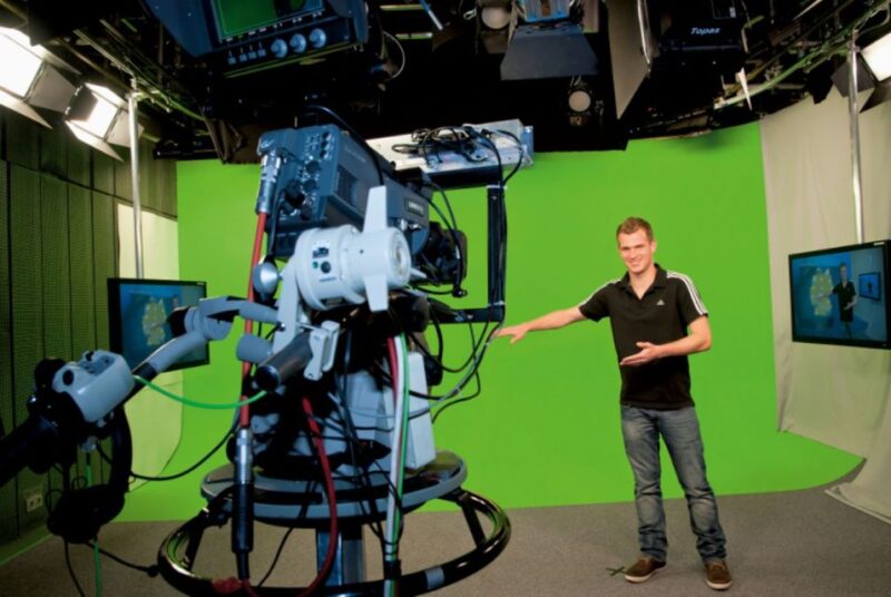 Munich: City Pass 45+ Top Attractions and Public Transport - Enjoying the Entertainment and Guided Tours