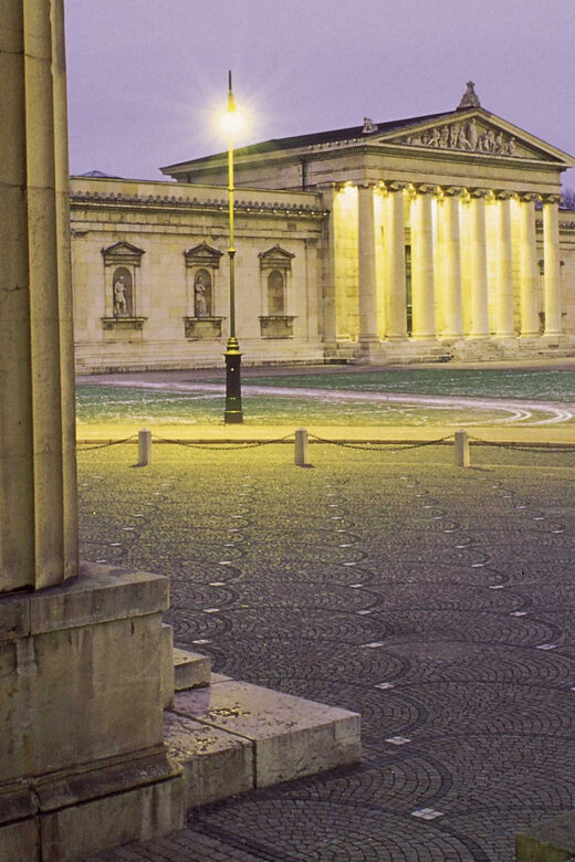 Munich: National Socialism Historical Tour in GERMAN - The Significance of the Gestapo Headquarters and Odeonsplatz