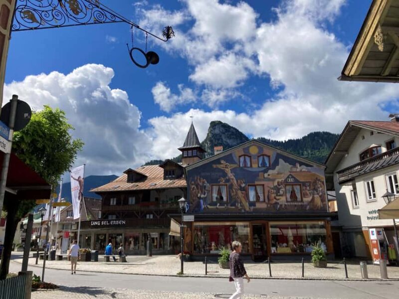 Munich: Neuschwanstein Castle Chinese Day Tour - Exploring Oberammergau: Artistic Village and Guided Tour