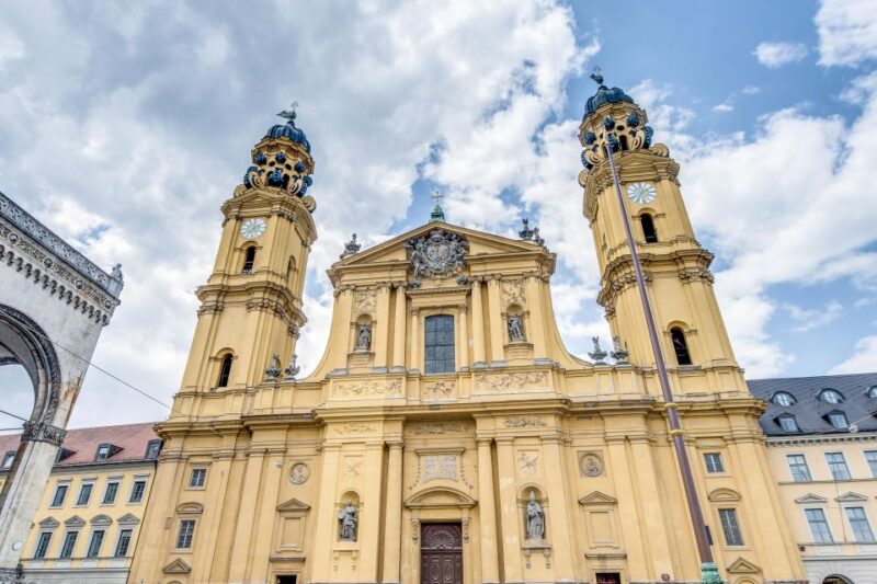 Munich: Old Town & Viktualienmarkt City Walk in German - A Taste of Bavarian Beer Culture at the Hofbräuhaus