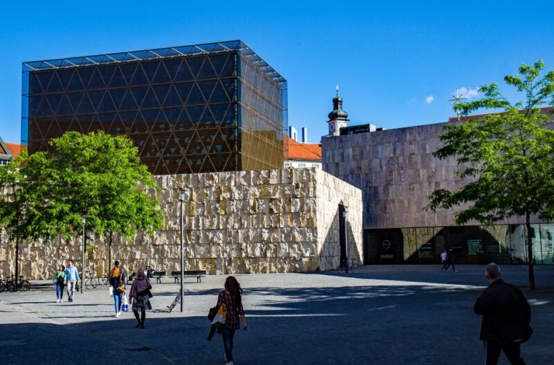 Munich: Walking Tour Old Town 3D VR Tour in GERMAN - Meeting Point and Practical Details