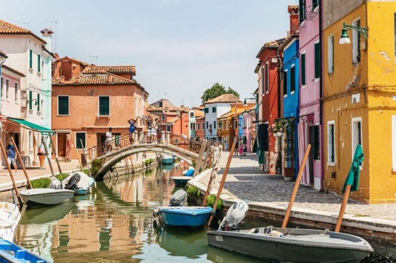 Murano & Burano: Boat Tour with Guide & Glass Factory Visit - The Guide: Multilingual Expertise and Storytelling