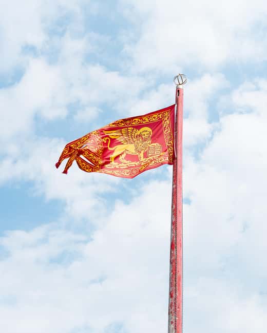 Murano, Burano, Torcello: Tour with Guide & Glass Factory - Practicalities of the Tour: Punctuality, Group Size, and Accessibility