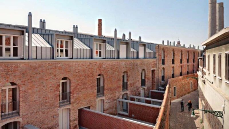 Murano: Walking Tour & Glass Factory with Local Guide - Watching Glassmakers at Work in a Furnace