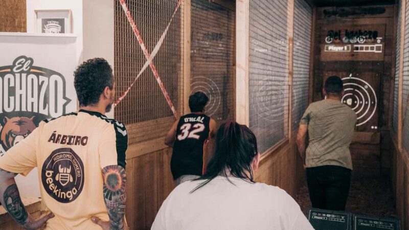 Murcia: 1-hour axe throwing at a rock bar in the center - Similar Experiences in Murcia