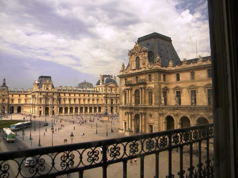 Murders and Mysteries of the Louvre Museum - Starting Point at the Louvre Pyramid