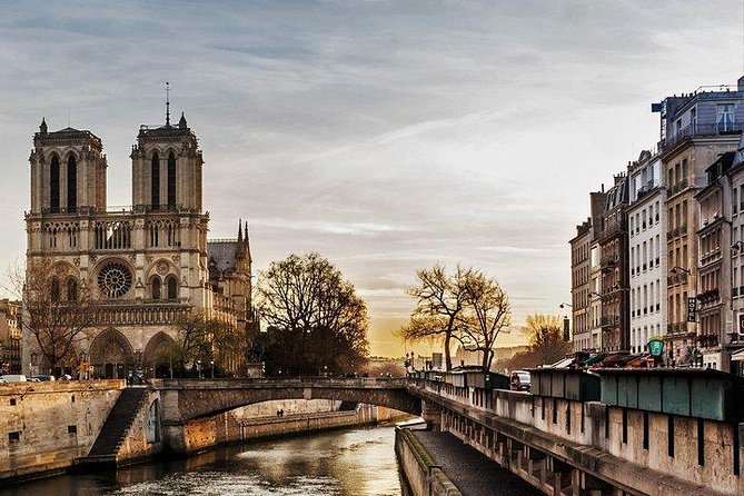 MUST SEE! History of Paris City & #1 Louvre Museum Exclusive Tour - Starting at the Heart of Paris: Île de la Cité