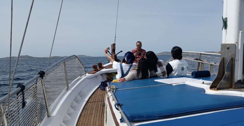 Mykonos: Little Venice and Agios Stefanos Cruise with Lunch - Inside the Cruise: Food, Drinks, and Entertainment