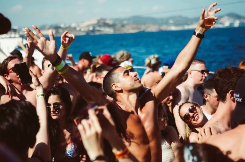 Mykonos: Rhenia & Little Venice Cruise with Snacks & Drinks - Discover the Mykonos: Rhenia & Little Venice Cruise with Snacks & Drinks