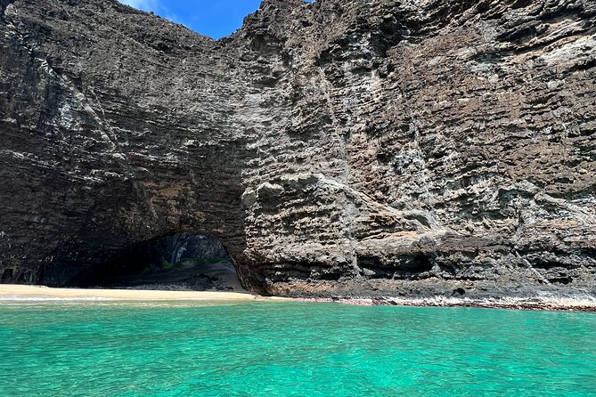 NaPali Boat Tour on the Amelia K - The Sea Caves and Coastal Landmarks