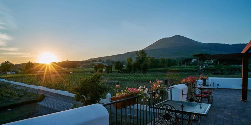 Naples: Guided Walking Tour with Lunch and Wine Tasting - Exploring Naples’ Historic Streets and Mainland Sights