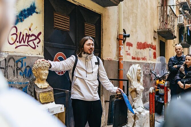 Naples Street Art Tour in Quarters Spagnoli - The Guide and the Tour Atmosphere