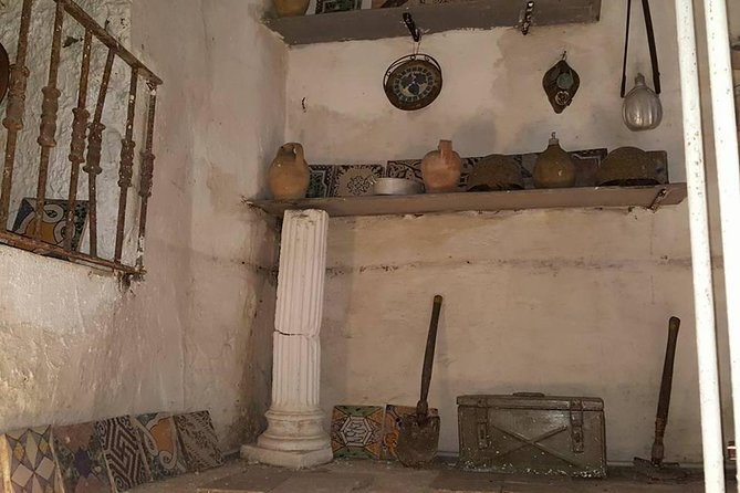 Naples Underground Spanish Quarters with Guide - Navigating Narrow Tunnels and Accessibility