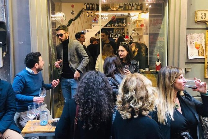 Napoli Pub Crawl in the Old Town - Exploring the Iconic Quartieri Spagnoli