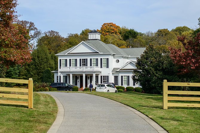 Nashville "Homes Of The Stars" Narrated Bus Tour with 30+ Celebrity Homes - The Role of the Tour Guide
