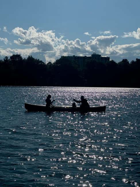 Natick: Lake Cochituate Canoe Rental - Canoe Features and Capacity