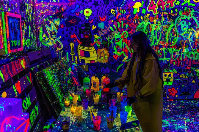 Neon Light Paint Therapy Session in LA - Meeting Point and Ease of Access