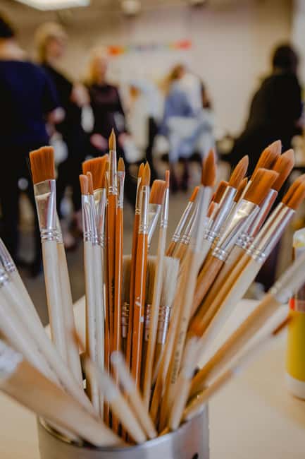 Neon Paint - Painting and Wine in the Dark in Warsaw - Key Points