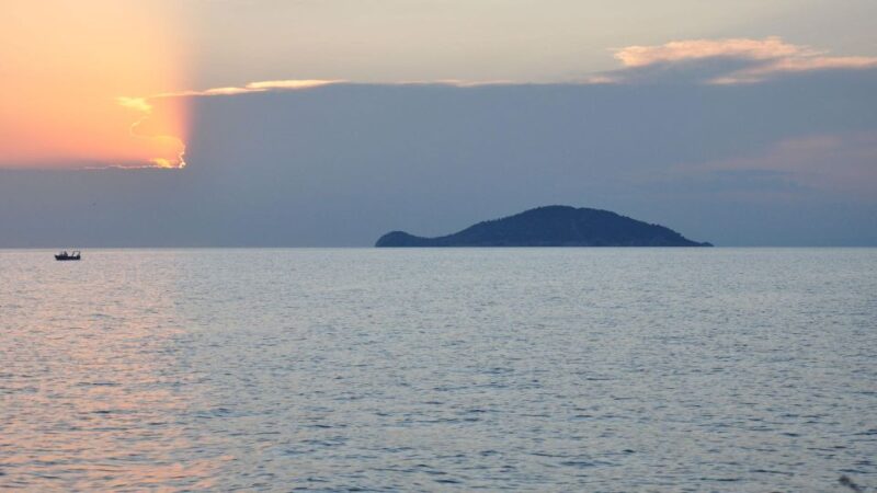Neos Marmaras: Sunset West Sithonia Islets Sailboat Tour - Watching the Sunset over the Aegean Sea