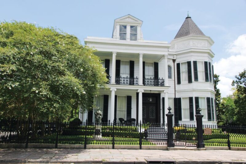 New Orleans: 2-Hour 15-Minute City and Cemetery Tour by Bus - The Guide’s Style and Knowledge