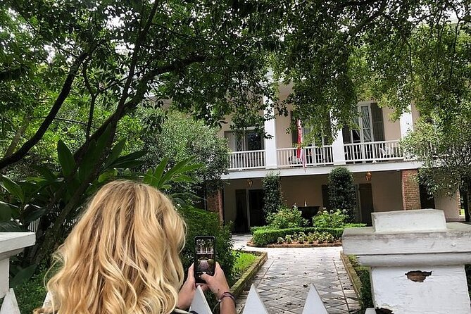 New Orleans City and Cemetery Tour with Garden District Stroll - The Elegance of the Garden District