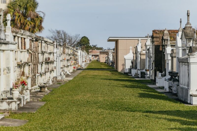 New Orleans: City & Cemetery Tour + Garden District Stroll - Traveling Along Lake Pontchartrains South Shore