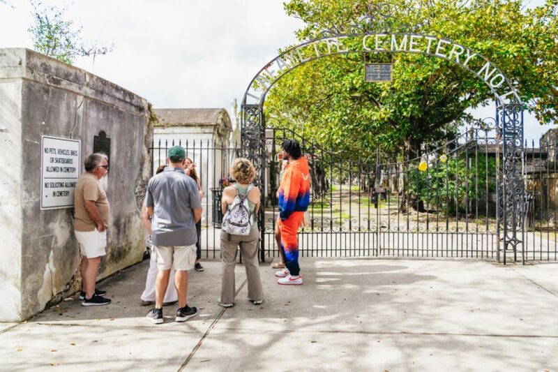 New Orleans: Garden District Food, Drinks & History Tour - The Guides Expertise and Approach