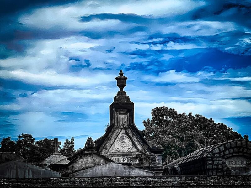 New Orleans: Witches Coven Garden District Walking Tour - Visiting the Gates of Lafayette Cemetery and Burial Customs