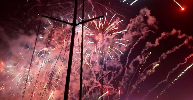 New Year's Eve Fireworks Sail with Sparkling Wine - Key Points