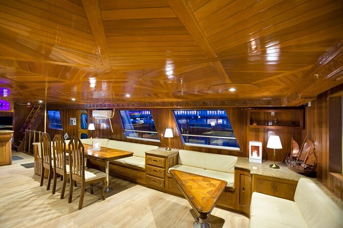 New Year's Eve Reykjavík Cruise - Onboard Experience and Facilities
