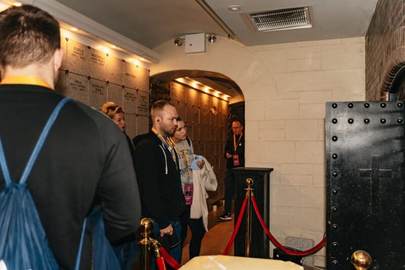 New York City: Catacombs by Candlelight - The Atmosphere: Candlelight and Reverence