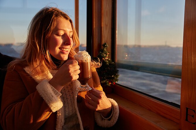 New York City Christmas Holiday Statue and Skyline Cocoa Cruise - Food, Beverages, and Onboard Amenities