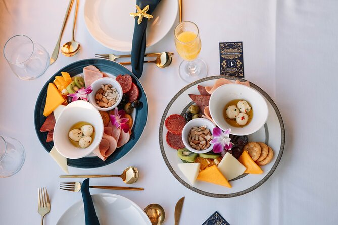 New York City Dinner Cruise with Live Music - Inside the Boat: Dining, Drinks, and Atmosphere