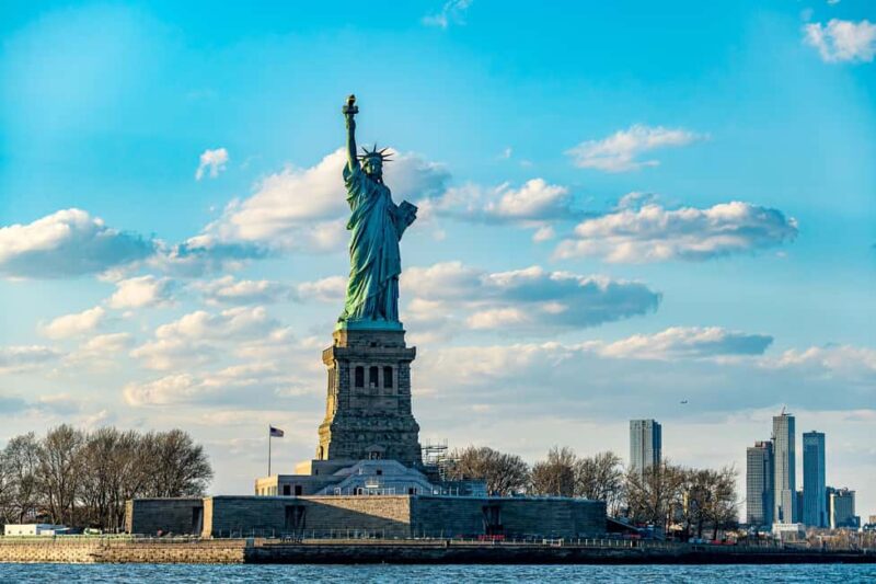 New York City: Fall Foliage Oktoberfest Cruise - Live Music and Festive Atmosphere