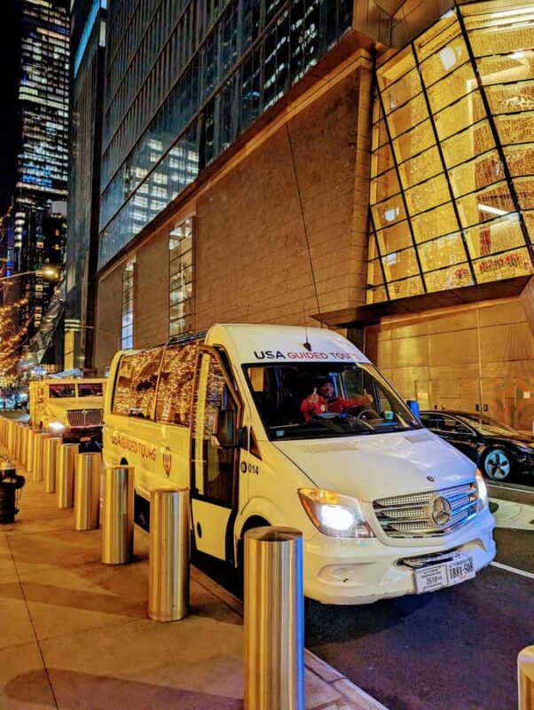 New York City Holiday Lights Tour - Visiting the Wall Street Christmas Tree and Federal Hall