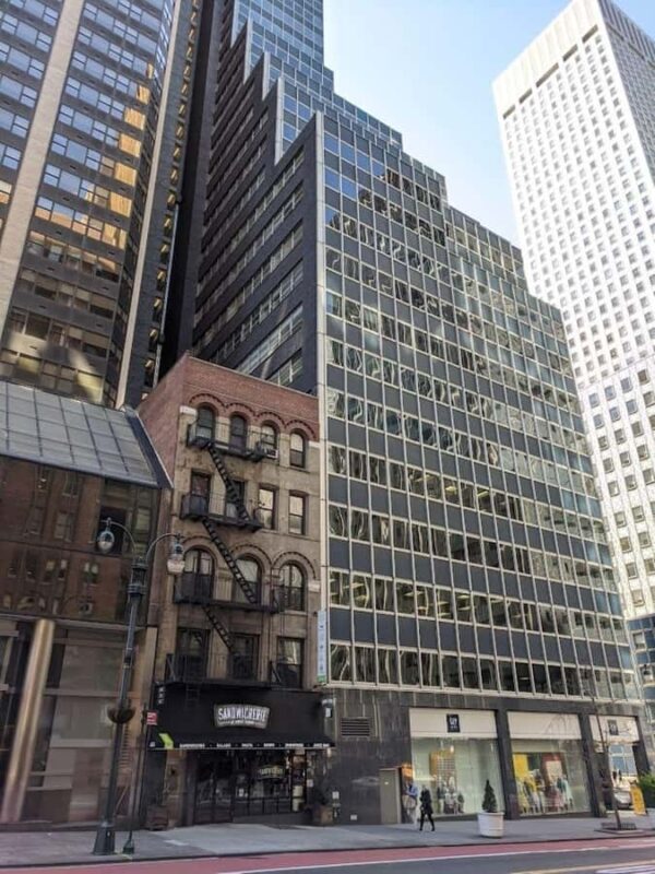 New York City: Midtown Holdouts Walking Tour - Starting Point at 875 Third Avenue