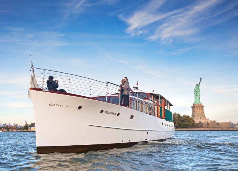 New York City: Mini Yacht Boat Ride with Sightseeing - The Classic Yacht Experience and Design Details