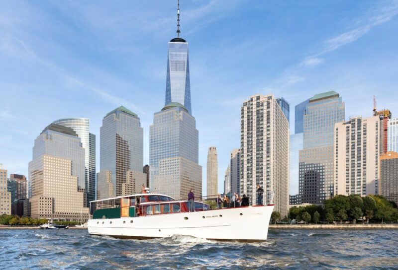 New York City: Mini Yacht Boat Ride with Sightseeing - Included Amenities: Drinks and Light Bites