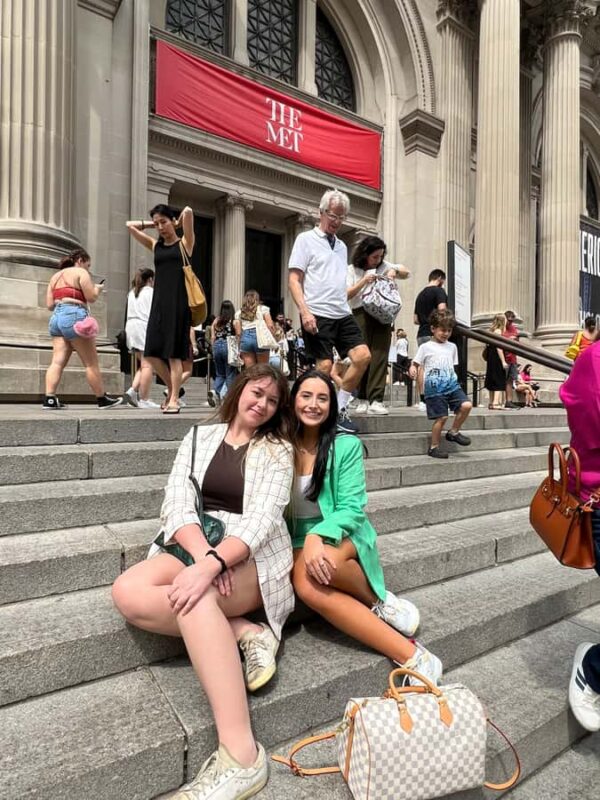 New York City: Sex and The City Tv Locations Bus Tour - The Furniture Store and Aidans Designs