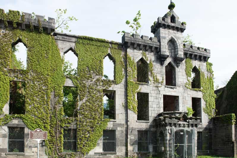 New York City: Smallpox Hospital Photo Tour - Explore the Photogenic Ruins of the Smallpox Hospital on Roosevelt Island