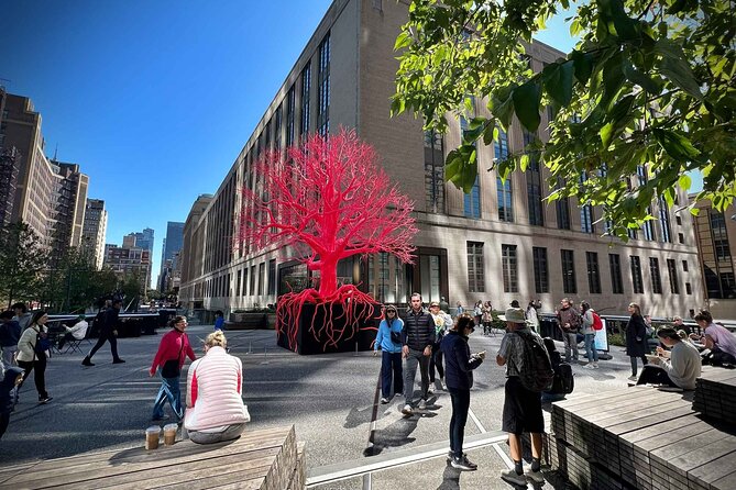 New York City's High Line: A Self-Guided Audio Tour - The Storytelling Style of the Guide