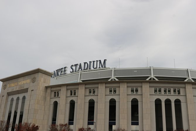 New York contrasts: Manhattan, The Bronx, Queens & Brooklyn - Visiting Harlem and Its Iconic Brownstone