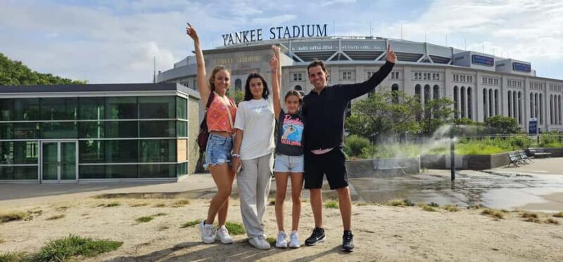 New York Contrasts Tour in Spanish, three great neighborhoods. - The Bronx: Graffiti, Yankee Stadium, and Fort Apache